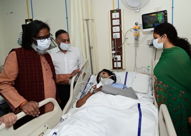 घायल डॉ० महुआ मांझी से मुख्यमंत्री और उनकी पत्नी ने की मुलाकात, शीघ्र स्वस्थ होने की कामना की……