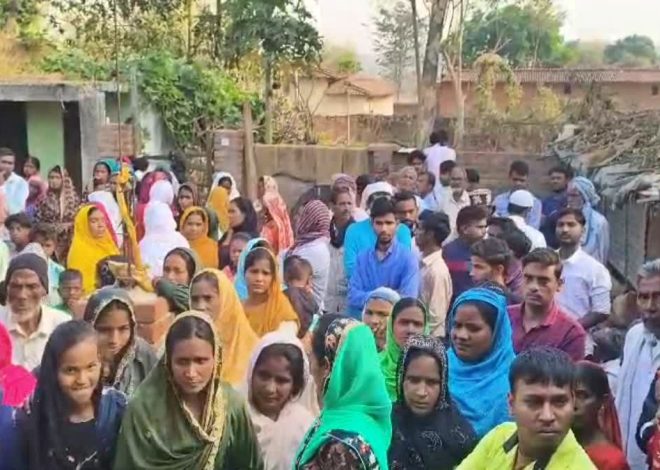 बड़ी खबर : गिरिडीह में एक ही परिवार के 4 लोगों की मौत, 3 बच्चों की हत्या कर पिता ने लगाई फांसी……