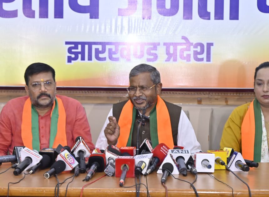 कांग्रेस पार्टी का संविधान  बचाओ रैली एक नौटंकी, राष्ट्रीय अध्यक्ष खड़गे बताएं, शरिया बड़ा या संविधान…..बाबूलाल मरांडी