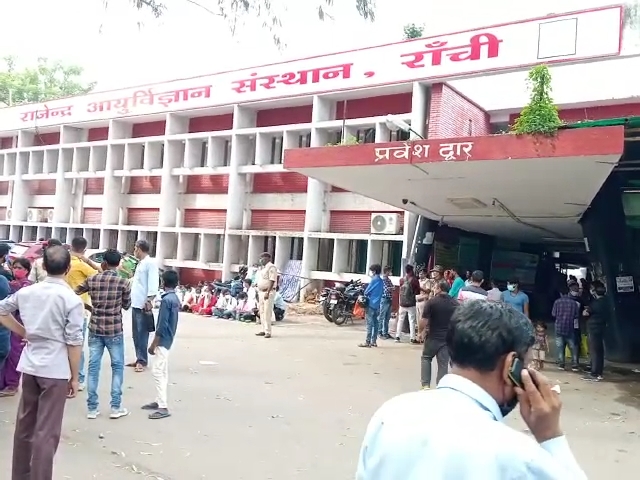 रांची में बदलते मौसम से बढा बीमारियां अस्पतालों में लगा लंबी कतारे