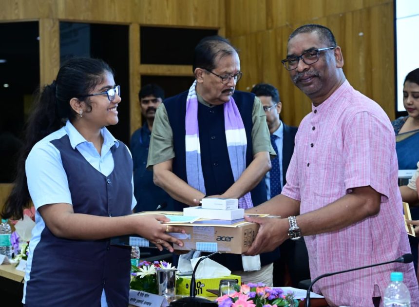 टॉपर को मिला स्कूटी लैपटॉप और स्मार्टफोन 