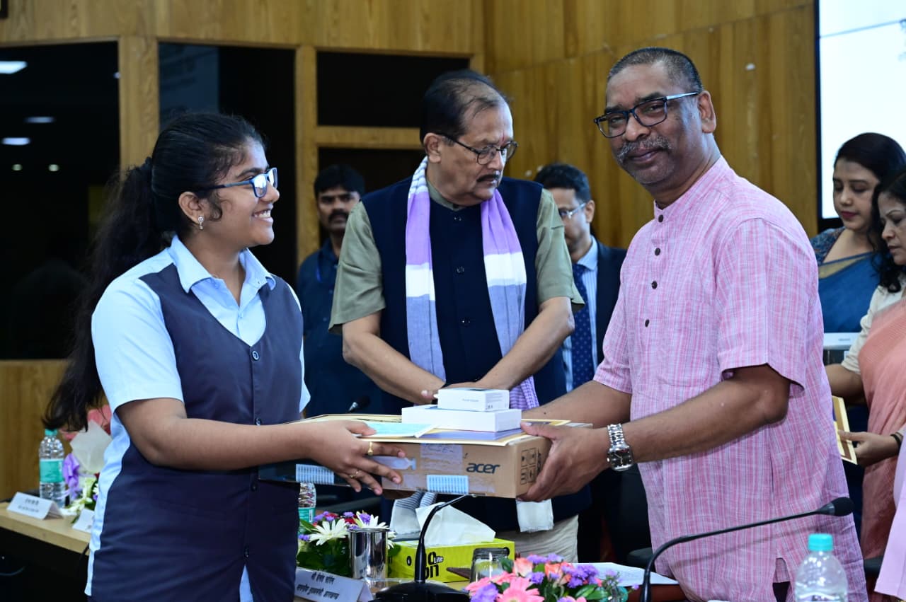 टॉपर को मिला स्कूटी लैपटॉप और स्मार्टफोन 