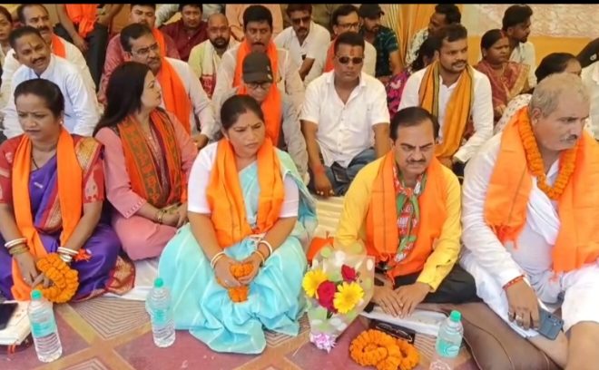 टाटानगर स्टेशन चौक पर भाजपा का धरना, राज्य सरकार के खिलाफ जमकर नारेबाजी