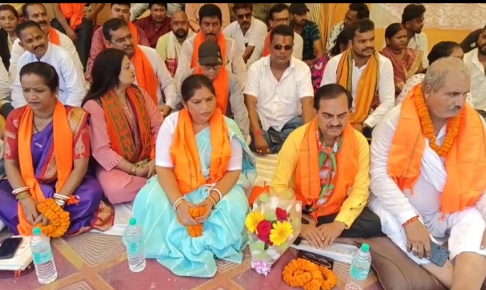 टाटानगर स्टेशन चौक पर भाजपा का धरना, राज्य सरकार के खिलाफ जमकर नारेबाजी