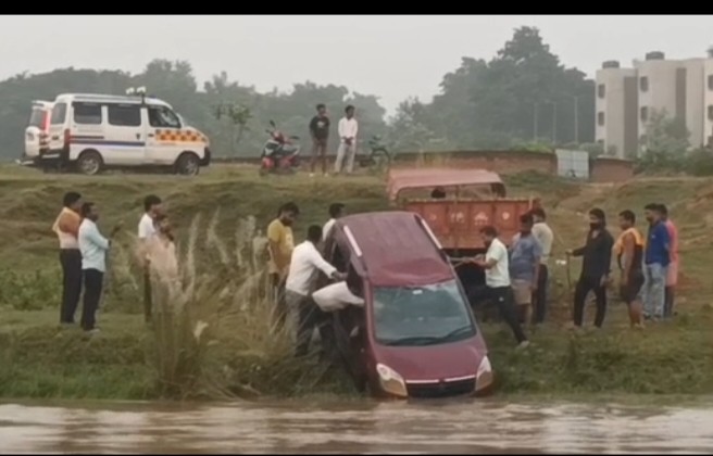 जामताड़ा जोड़ियां में नागरिकों का बनाया डायवर्सन टूटा कार तेज पानी के बहाव में बही, चार ने बचाई जान, एक लापता