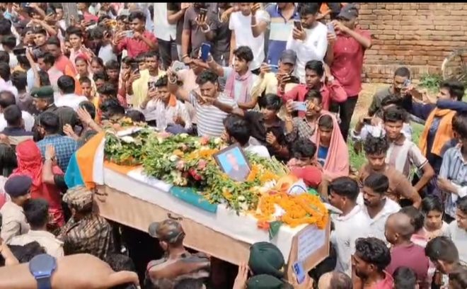 तिरंगे में लिपटे शहीद नीरज चौधरी को दी गई भावभीनी श्रद्धांजलि