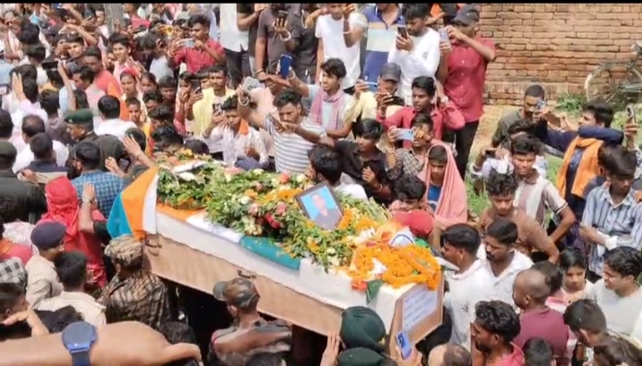 तिरंगे में लिपटे शहीद नीरज चौधरी को दी गई भावभीनी श्रद्धांजलि