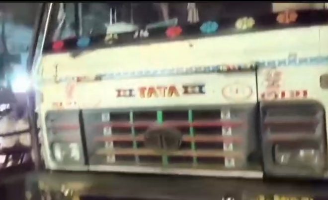 हाइवा ने टेंम्पु को मारी टक्कर टेंपो चालक बुरी तरह फंसा टेंम्पू में