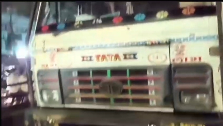 हाइवा ने टेंम्पु को मारी टक्कर टेंपो चालक बुरी तरह फंसा टेंम्पू में 