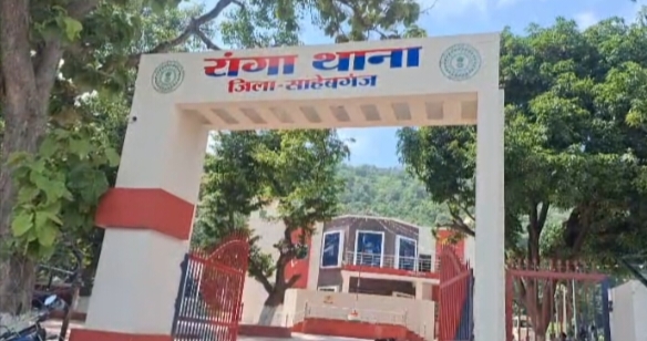 साहेबगंज में नकली विदेशी शराब फैक्ट्री का भंडाफोड़, भारी मात्रा में जब्त शराब