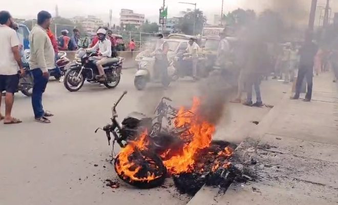 मानगो पुल पर चलती बाइक में अचानक लगी आग