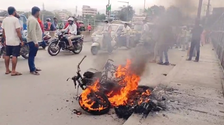 मानगो पुल पर चलती बाइक में अचानक लगी आग