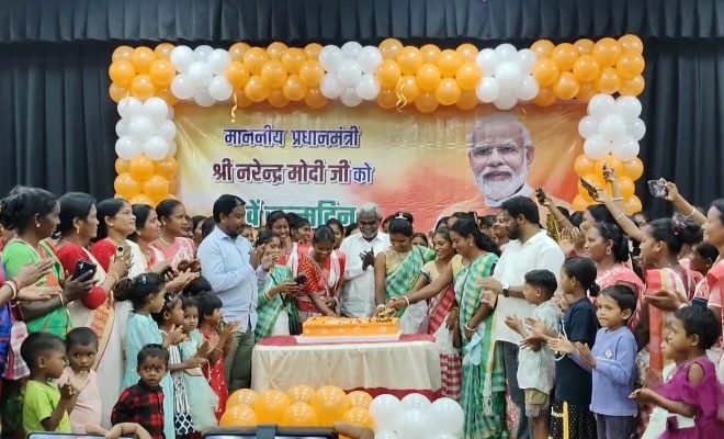 पूर्व मुख्यमंत्री चंपाई सोरेन की मौजूदगी में आदिवासी महिलाओं ने मनाया प्रधानमंत्री नरेंद्र मोदी का जन्मदिन