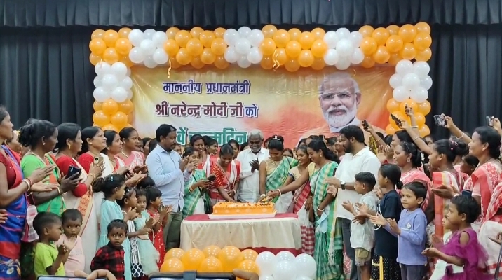 पूर्व मुख्यमंत्री चंपाई सोरेन की मौजूदगी में आदिवासी महिलाओं ने मनाया प्रधानमंत्री नरेंद्र मोदी का जन्मदिन