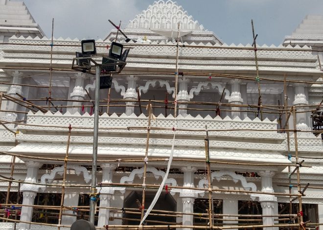 रांची के दुर्गा पूजा पंडाल का आखरी रूप देता कारीगर