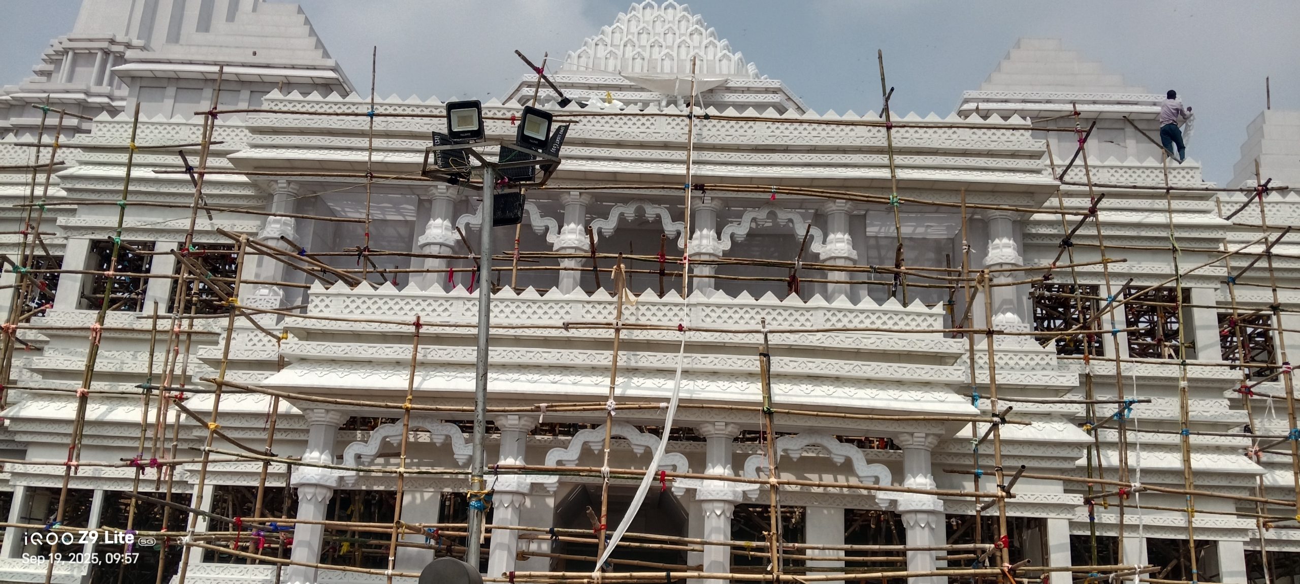 रांची के दुर्गा पूजा पंडाल का आखरी रूप देता कारीगर