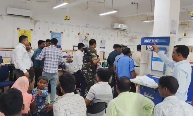 एचडीएफसी बैंक से दिनदहाड़े करोड़क लूट