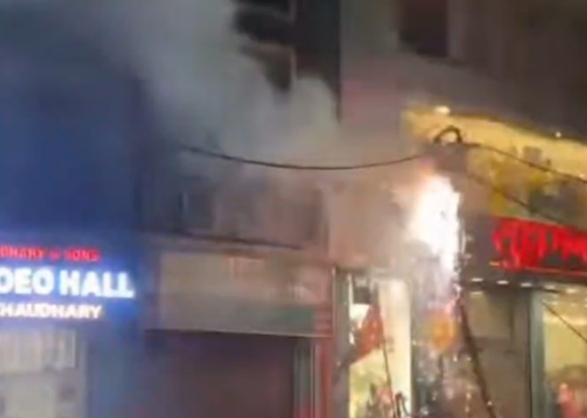 साकची मार्केट में बिजली के खंभे में लगी आग, पटाखों जैसी आवाज से मची अफरा-तफरी