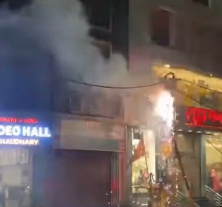 साकची मार्केट में बिजली के खंभे में लगी आग, पटाखों जैसी आवाज से मची अफरा-तफरी