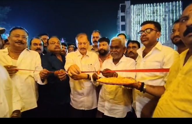 आदित्यपुर एस टाइप मैदान के दुर्गा पूजा पंडाल का उद्घाटन पूर्व मुख्यमंत्री चंपई सोरेन द्वारा की गई