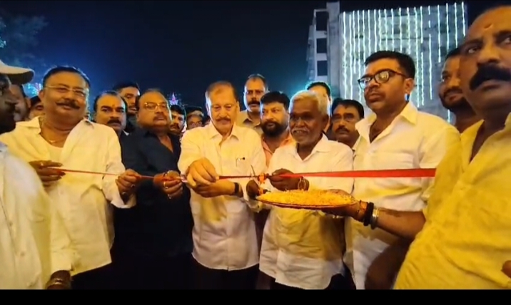 आदित्यपुर एस टाइप मैदान के दुर्गा पूजा पंडाल का उद्घाटन पूर्व मुख्यमंत्री चंपई सोरेन द्वारा की गई