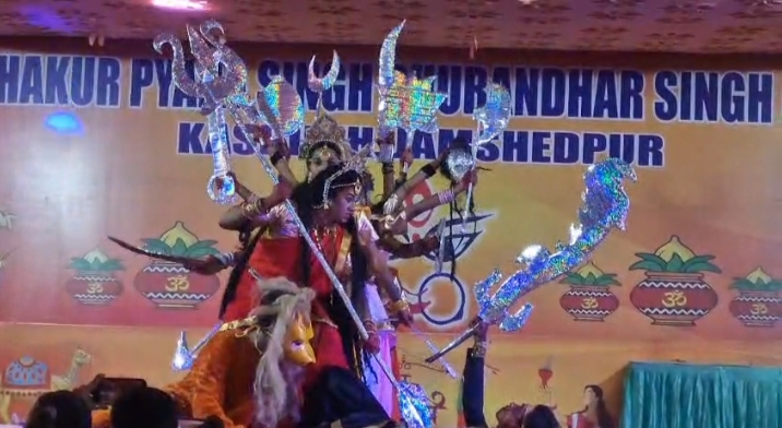 माँ दुर्गा की झाँकियों के संग नृत्य और पर्यावरण संदेश