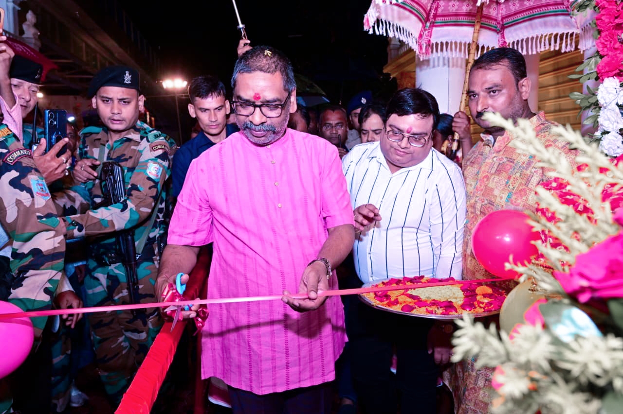 रांची में आम श्रद्धालुओं के लिए खुले दुर्गा पूजा पंडाल  मुख्यमंत्री हेमंत सोरेन ने किया कई पंडालों का उद्घाटन, राज्यवासियों की खुशहाली की कामना