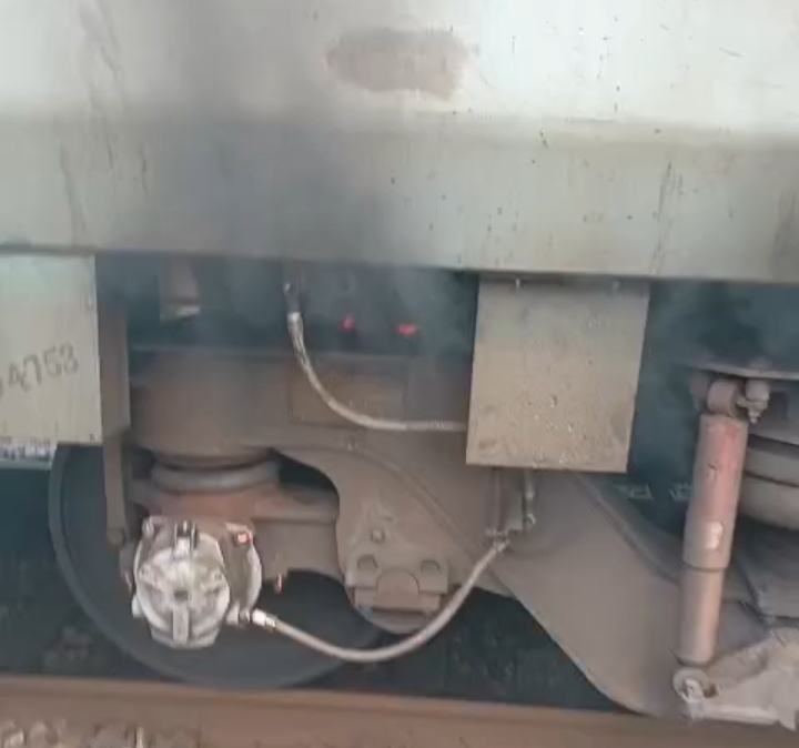 जामताड़ा ट्रेन हादसा: बक्सर-टाटा सुपरफास्ट में लगी आग, बड़ा हादसा टला