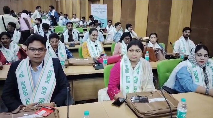 प्राध्यापकों एवं दंत चिकित्सकों को मुख्यमंत्री हेमंत सोरेन के द्वारा मिला नियुक्ति पत्र