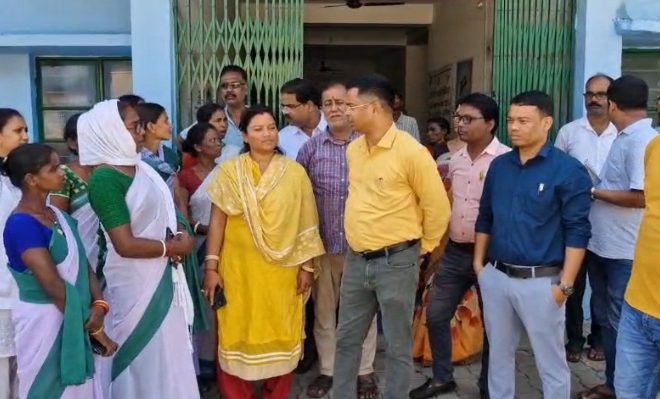 पोटका प्रखंड के हल्दीपोखर पीएचसी का डीसीएलआर ने किया निरीक्षण, डॉक्टरों की लापरवाही पर जताई नाराज़गी