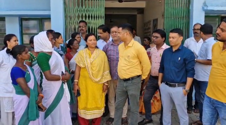 पोटका प्रखंड के हल्दीपोखर पीएचसी का डीसीएलआर ने किया निरीक्षण, डॉक्टरों की लापरवाही पर जताई नाराज़गी