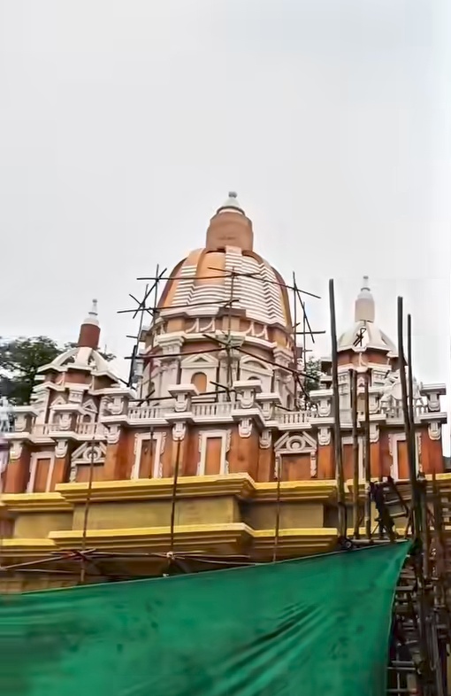 रांची का दुर्गा पूजा पंडाल बना विवाद का केंद्र इटली के चर्च के प्रारूप में सजा पंडाल, उठे राजनीतिक सवाल