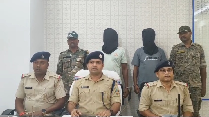 एंटी क्राइम चेकिंग में पुलिस की बड़ी सफलता बारह माइल चौक से दो युवक हथियार के साथ गिरफ्तार