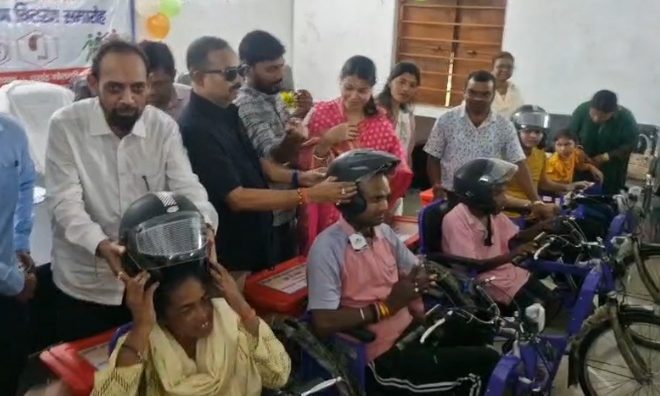 दिव्यांगजनो को बांटे गए सहायक उपकरण