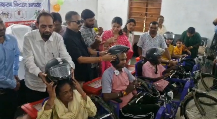 दिव्यांगजनो को बांटे गए सहायक उपकरण