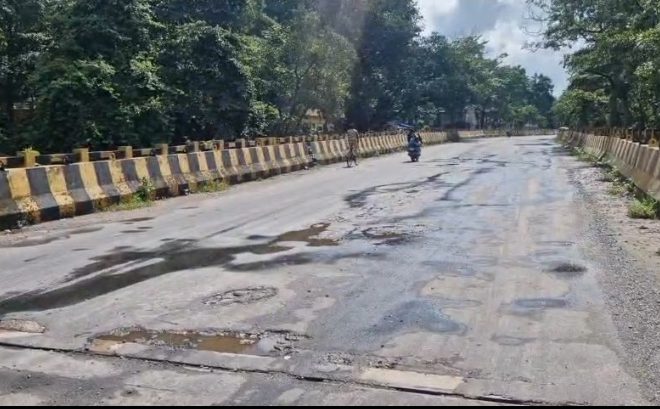 जमशेदपुर के जादूगोड़ा फ्लावर पर बने बड़े-बड़े गड्ढे