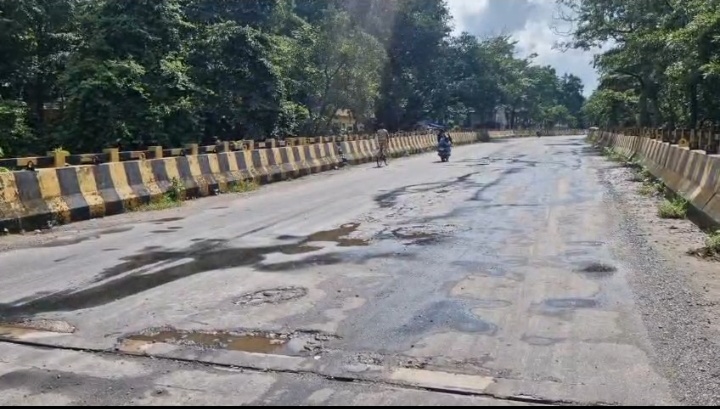 जमशेदपुर के जादूगोड़ा फ्लावर पर बने बड़े-बड़े गड्ढे