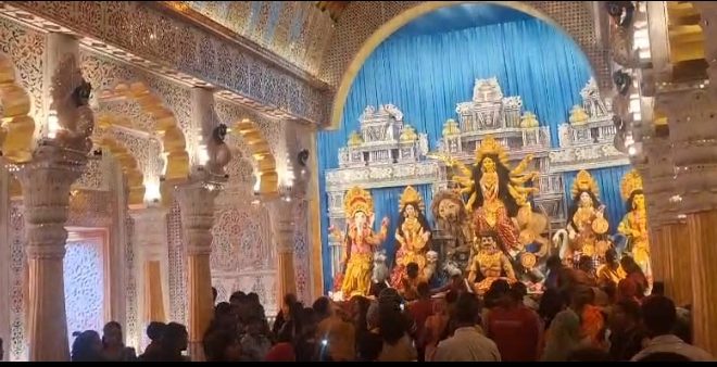 वृंदावन के प्रेम मंदिर के स्वरूप में सजा पंच मंदिर दुर्गा पूजा पंडाल