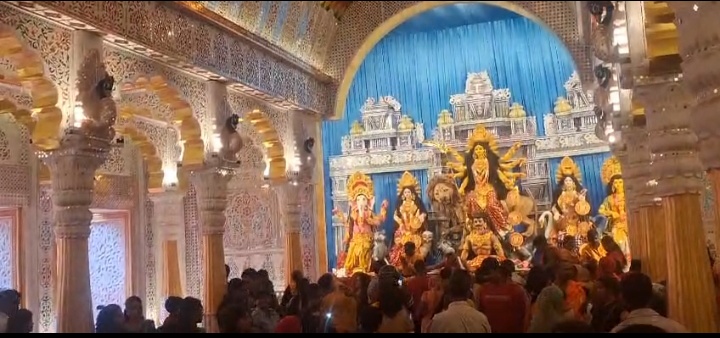 वृंदावन के प्रेम मंदिर के स्वरूप में सजा पंच मंदिर दुर्गा पूजा पंडाल  