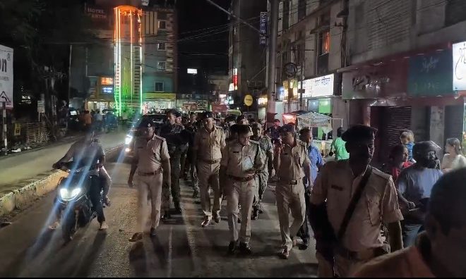 दुर्गा पूजा को लेकर देवघर पुलिस का फ्लैग मार्च, सुरक्षा व्यवस्था चाक-चौबंद