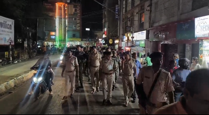 दुर्गा पूजा को लेकर देवघर पुलिस का फ्लैग मार्च, सुरक्षा व्यवस्था चाक-चौबंद