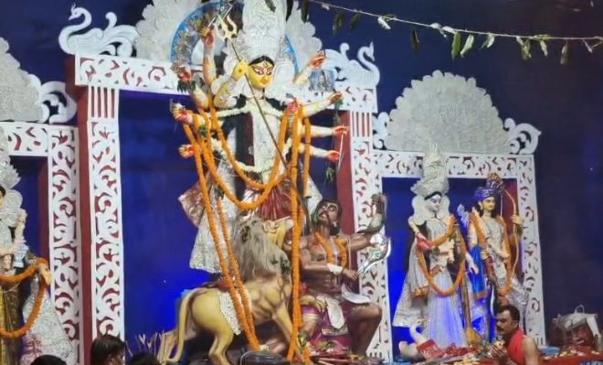 पूजा पंडालों में उमड़ा श्रद्धालुओं का सैलाब, महाअष्टमी पर शहरभर में भक्ति का माहौल