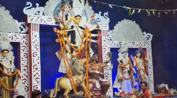 पूजा पंडालों में उमड़ा श्रद्धालुओं का सैलाब, महाअष्टमी पर शहरभर में भक्ति का माहौल  