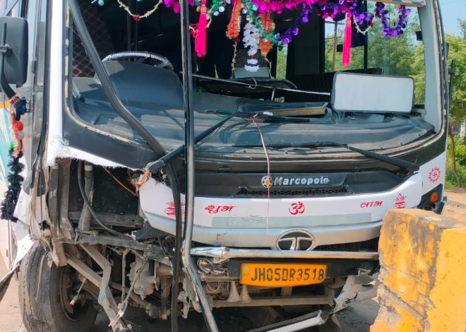 जमशेदपुर से गोपीबल्लापुर जा रही बस मटिहाना फ्लाईओवर पर दुर्घटनाग्रस्त, 30 से अधिक यात्री घायल