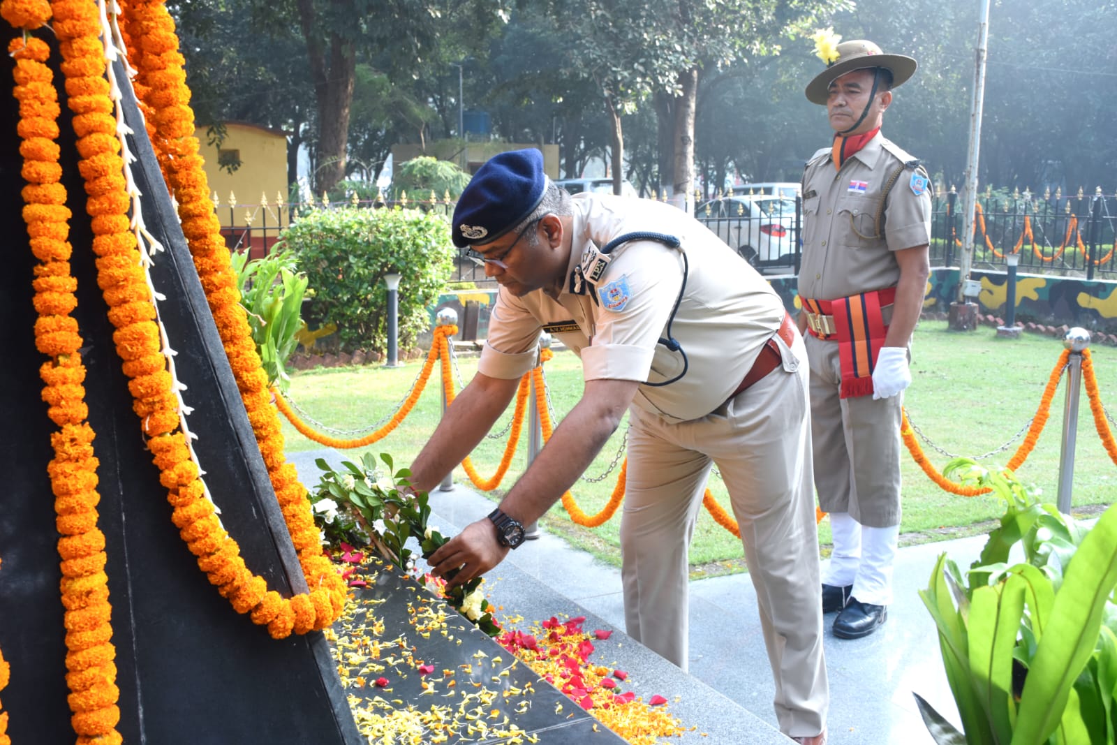 शहीद पुलिसकर्मियों को दी गई श्रद्धांजलि, डीजीपी सहित वरीय अधिकारी हुए शामिल    रिपोर्ट:रांची डेस्क