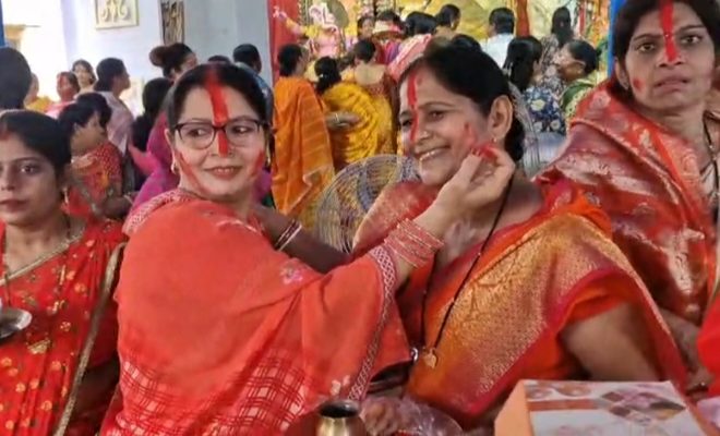 सिंदूर खेल कर माँ दुर्गा को दी गई विदाई  