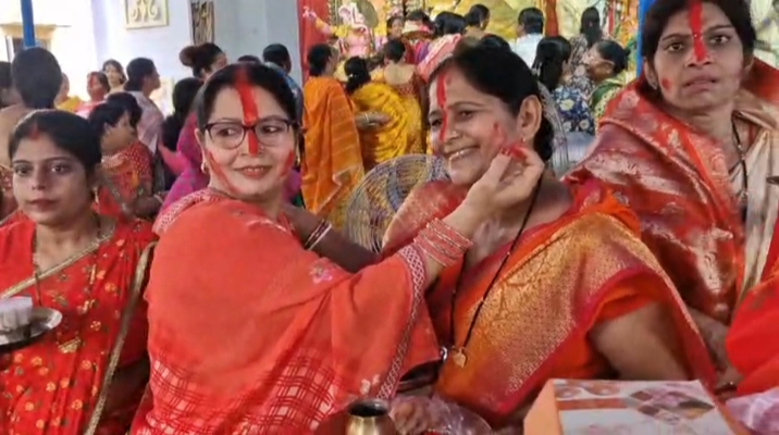 सिंदूर खेल कर माँ दुर्गा को दी गई विदाई  