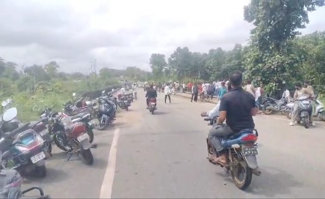 छड़वा डैम का फाटक टूटा, खतरे में जान जोखिम में डालकर मछली पकड़ रहे लोग