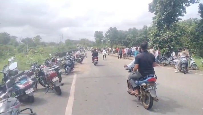 छड़वा डैम का फाटक टूटा, खतरे में जान जोखिम में डालकर मछली पकड़ रहे लोग