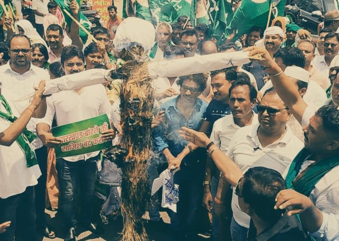 झामुमो ने भाजपा नेताओं के खिलाफ किया प्रदर्शन, चाईबासा व सरायकेला में पुतला दहन